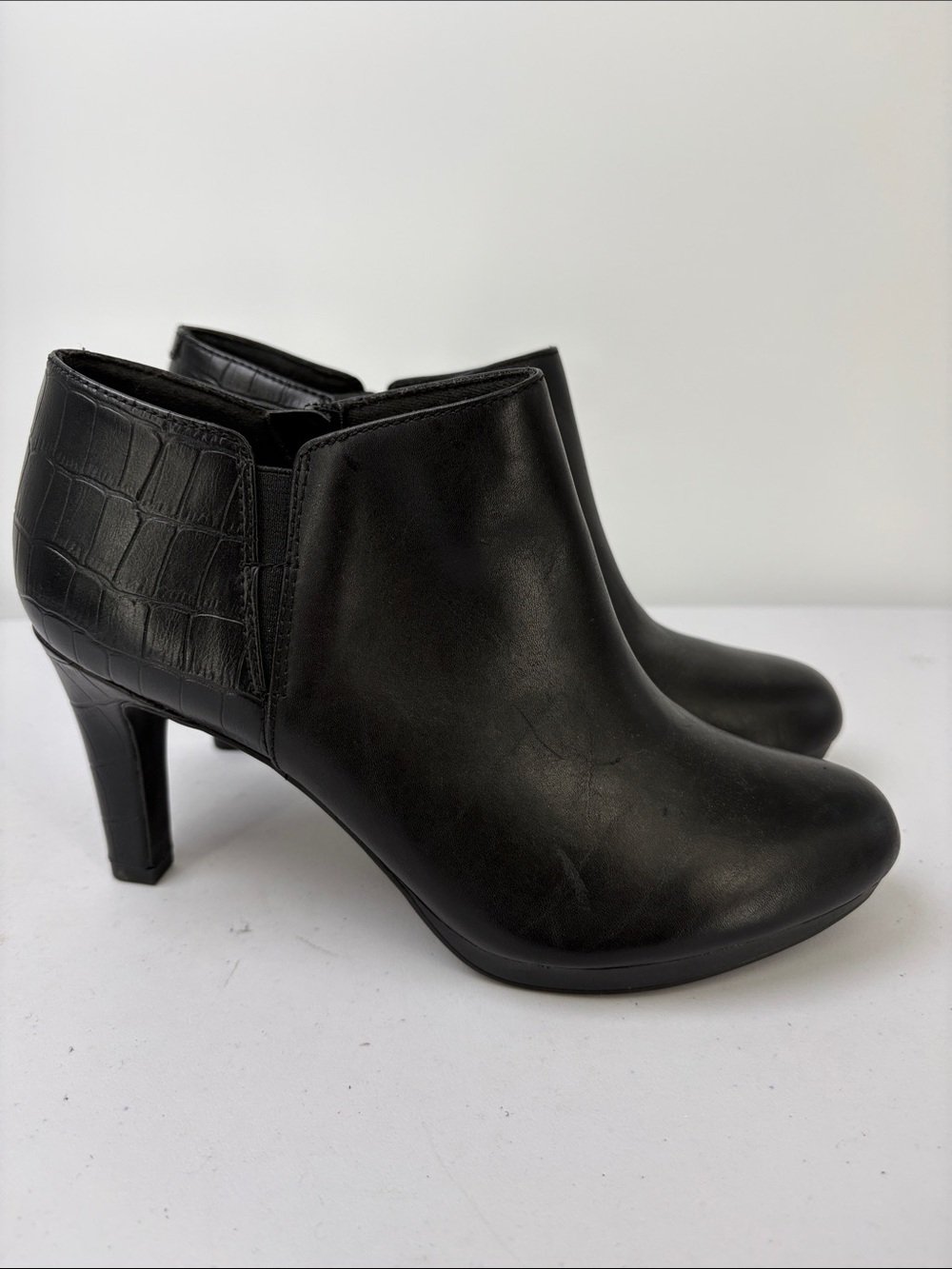 🥯 Clarks Black Leather Ankle Booties with Croc-Embossed Heel Panel